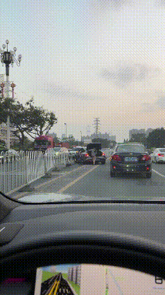 这女司机穿拖鞋开车不出事都不可能！
交通法规明确规定，驾驶机动车是不允许穿拖鞋的