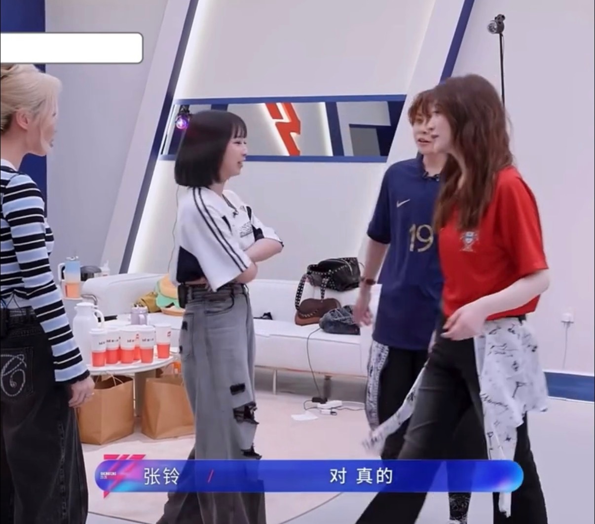 王濛小学生式告状 看《乘风2026》王濛告状笑到不行！和李小冉为舞蹈动作你来我往