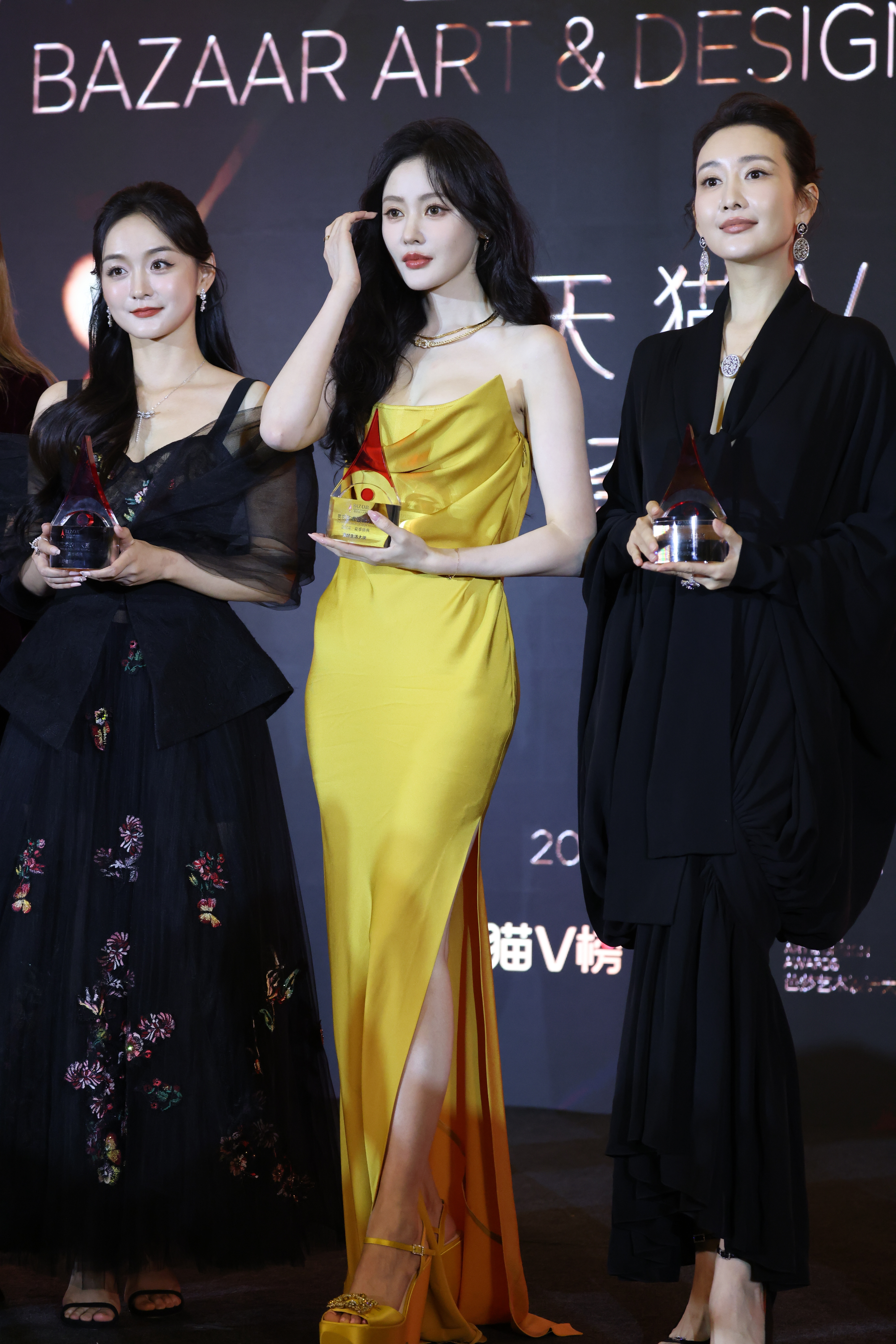 张天爱橘色长裙，卷发朱唇，纤美曼妙 ​​​