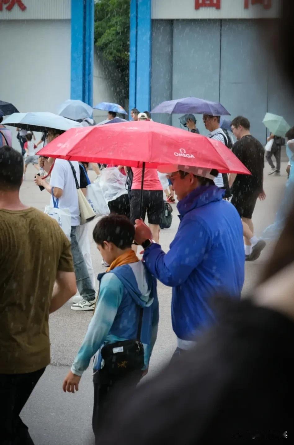 今日，霍启刚带着儿子来到驻港部队石岗军营参观学习。
12岁的霍中曦有爸爸肩膀高了