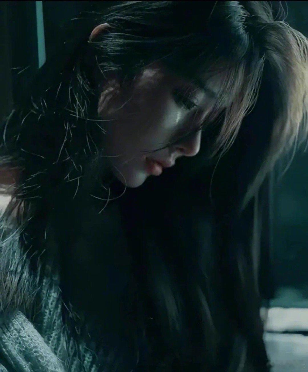 终究不是你心里最在乎的那个人，因为爱你，我一直迁就你，一直都在缝缝补补这段感情，