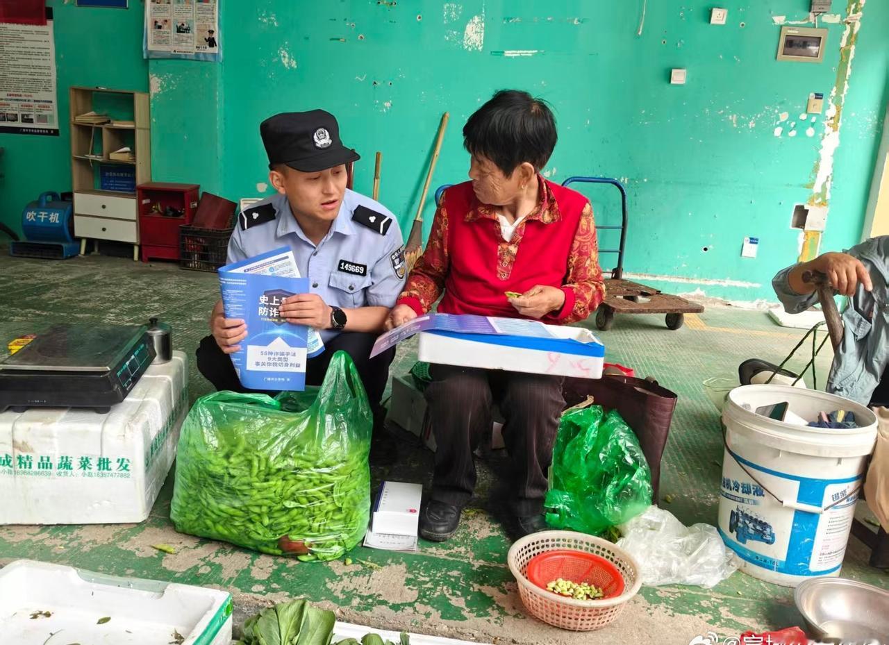 广德公安柏垫派出所深入辖区农贸中心开展反诈宣传活动。活动现场，民警辅警用通俗易懂