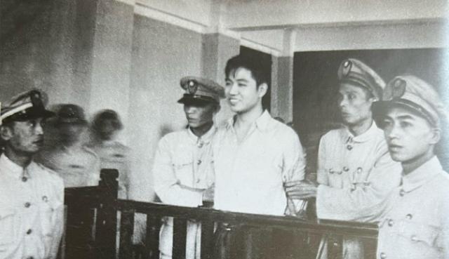 1948年，一名24岁的犯人，被五花大绑押赴刑场，他面带微笑，从容等死；而杀人无