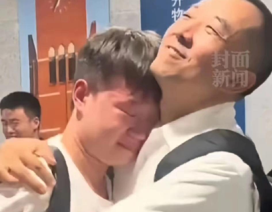 “浙大这一抱，看哭多少人！”
 
浙大礼堂里，巴东来的学生向东升找到陈行甲，刚开
