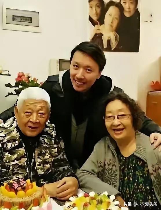彭玉老师离世，
我第一反应就是她老伴陈久荣以后怎么办。
 
谁都没想到，她这辈子