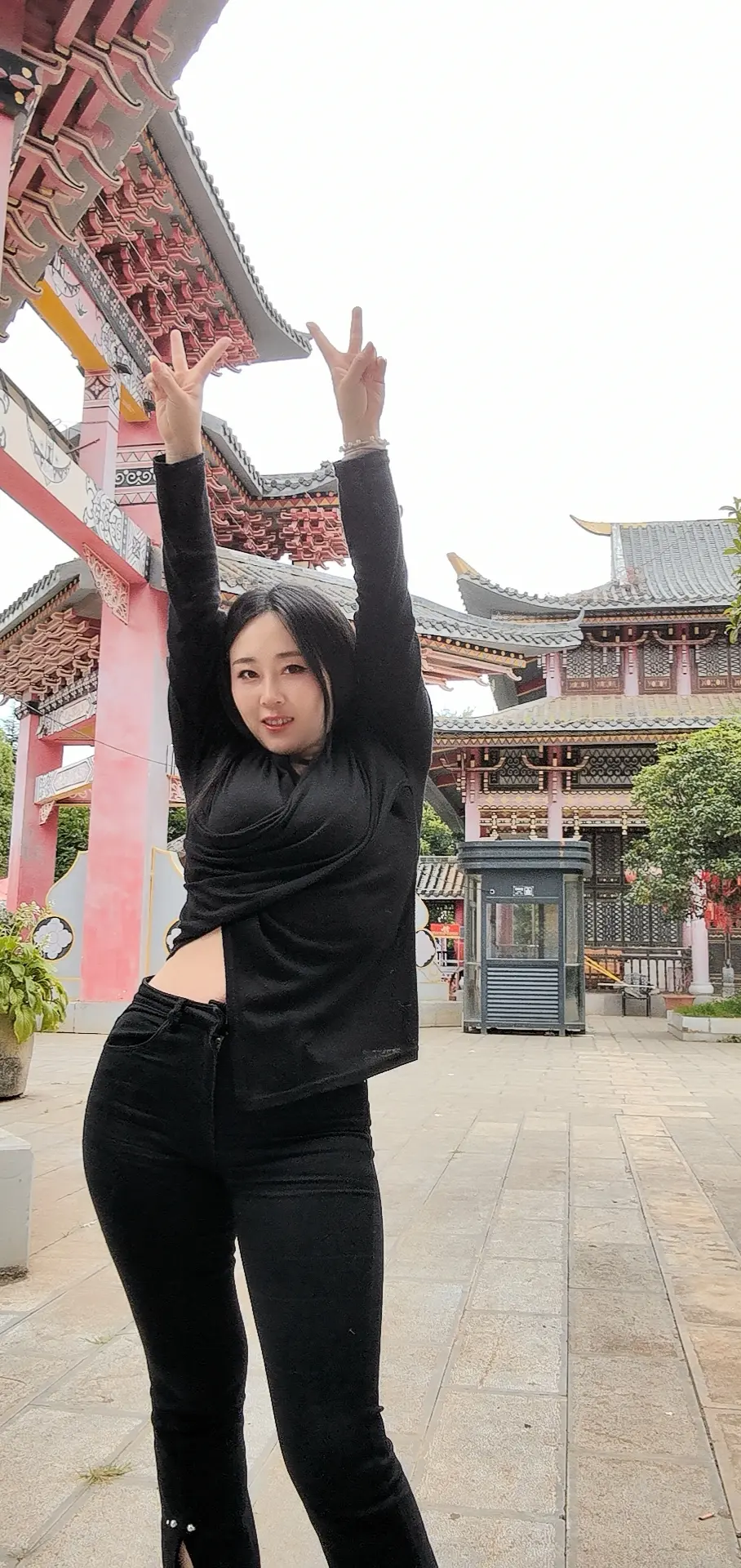 傻了吧！我连上学的苦都吃不了😅，你想让我陪你吃生活的苦，你有病吧！😅
