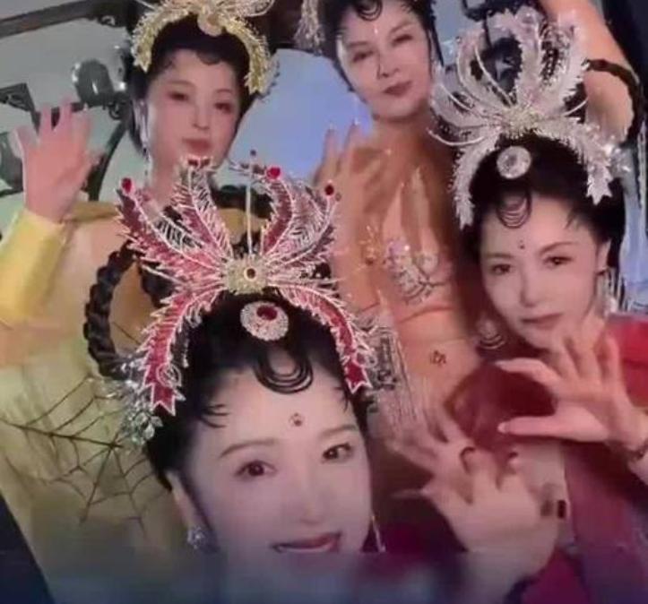 40年后四位蜘蛛精相聚。2026年7月4日，珠宝设计师龙梓嘉在个人社交平台发布了