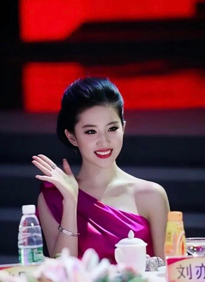 我菲早期红毯造型 