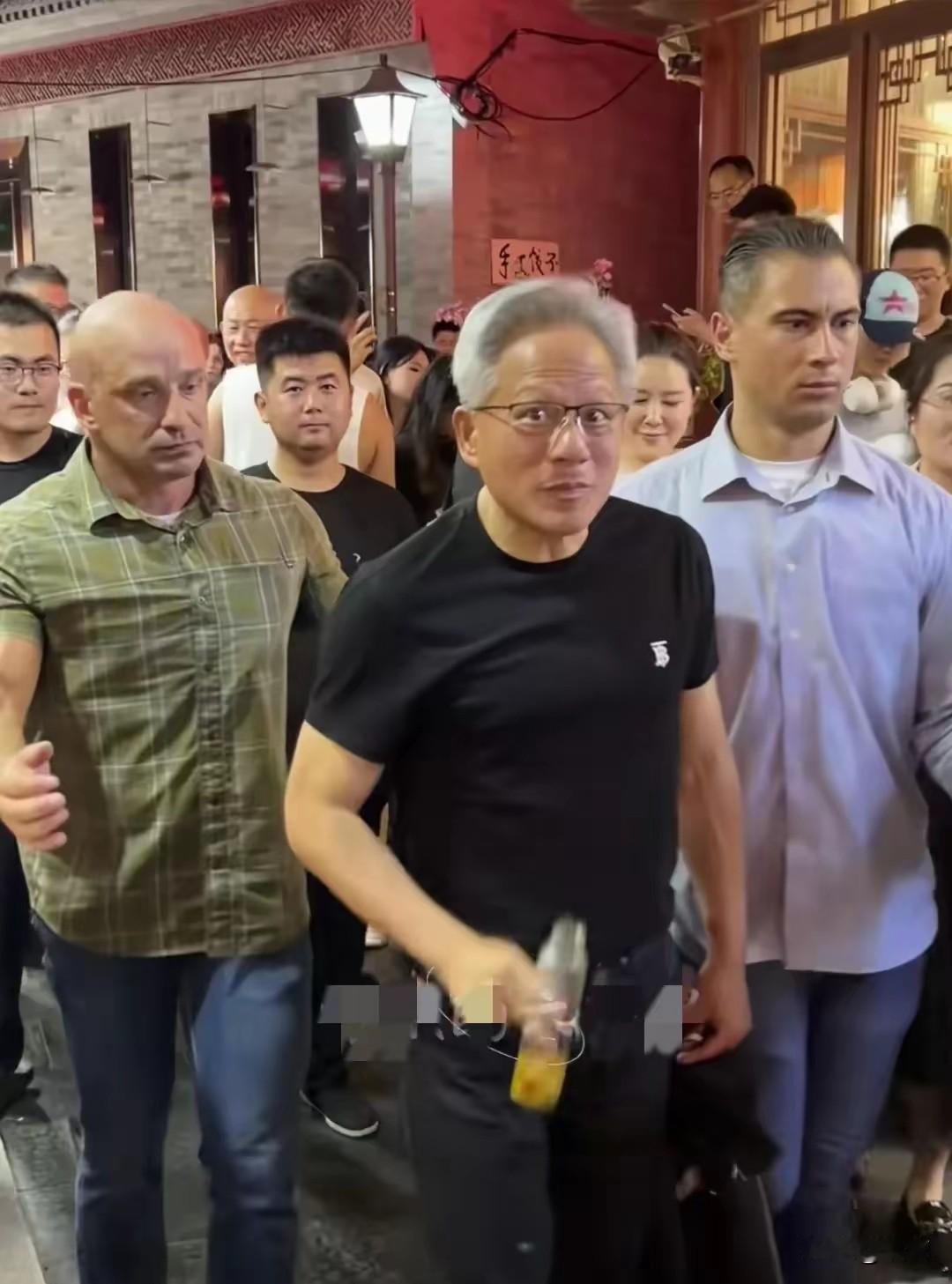 英伟达产品交付周期18-24个月，而迭代周期只有12-18个月，意味着旧芯片没交