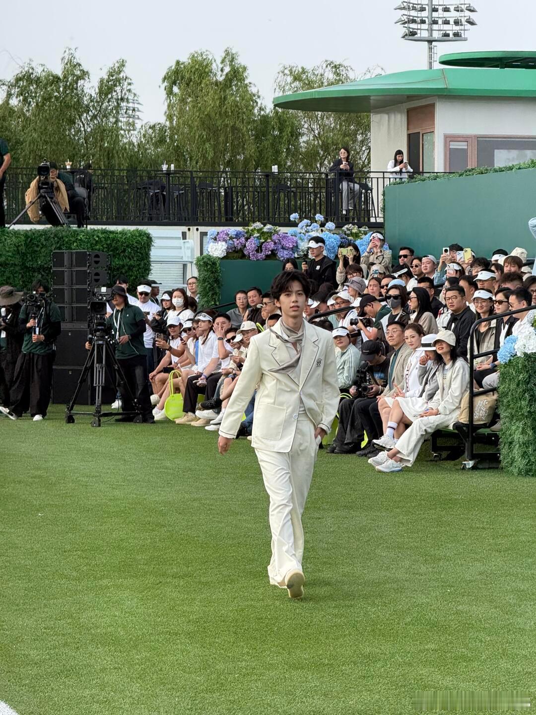 林子烨 下巴后缩 一直被滤镜包装的少年感，被生图狠狠戳破。下巴后缩问题格外明显，