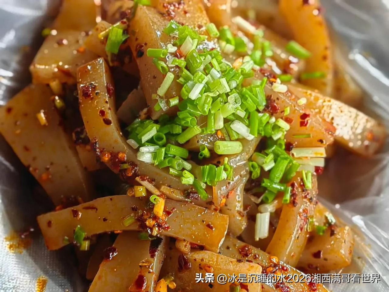 湘西口味的魔芋豆腐，撒点葱、辣子，是不是很有食欲？