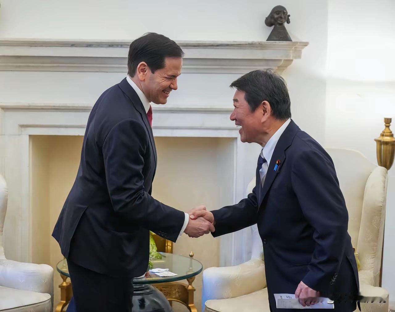 日本外相茂木敏充在印度会晤鲁比奥，一脸谄媚绝了！
真正展现了日本人"畏威而不怀德