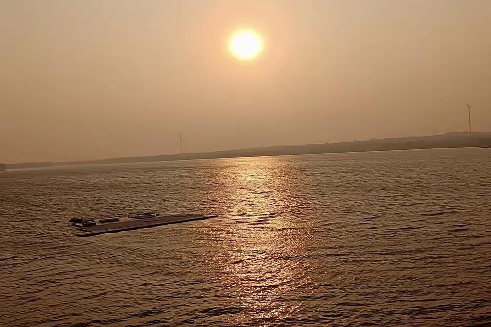 建议所有女人，
有了孩子后，
就不要跟别人讨论自己的孩子。
​家家有本难念的经，