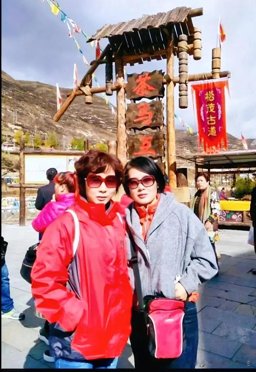 全网找人。
找这个娴熟温润的女人。我们相识于十年前四川九寨沟的一次旅行中。我希望