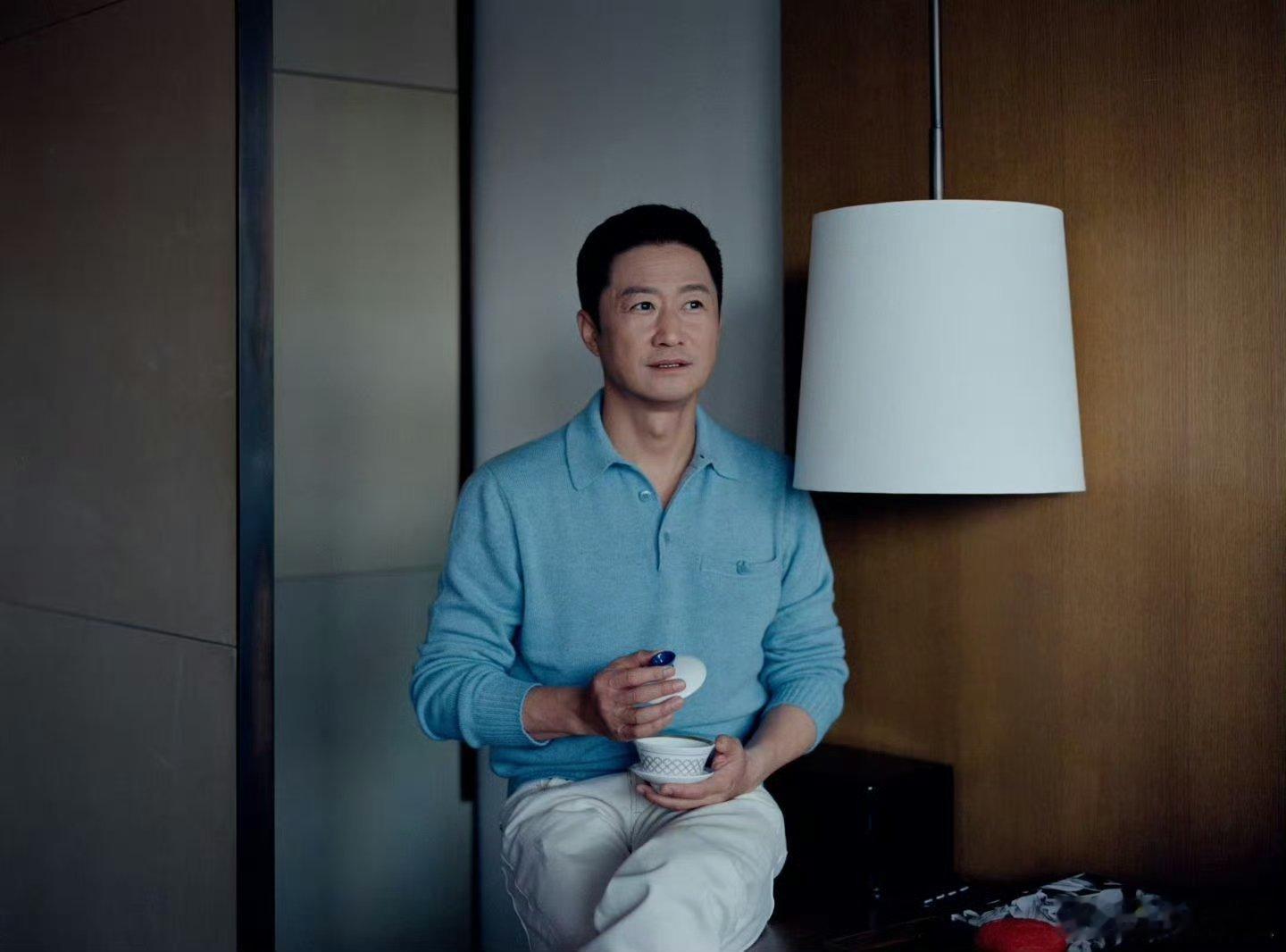 吴京 人老了干什么都心酸 笑不活了！吴京被摄影师拍成中老年慈祥大片，喝茶看鸟画风