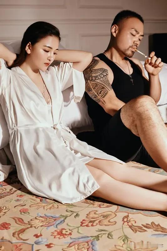 女人天生需要男人,你认同吗? 两个人在床上放松，享受悠闲时光。幸福感满满。