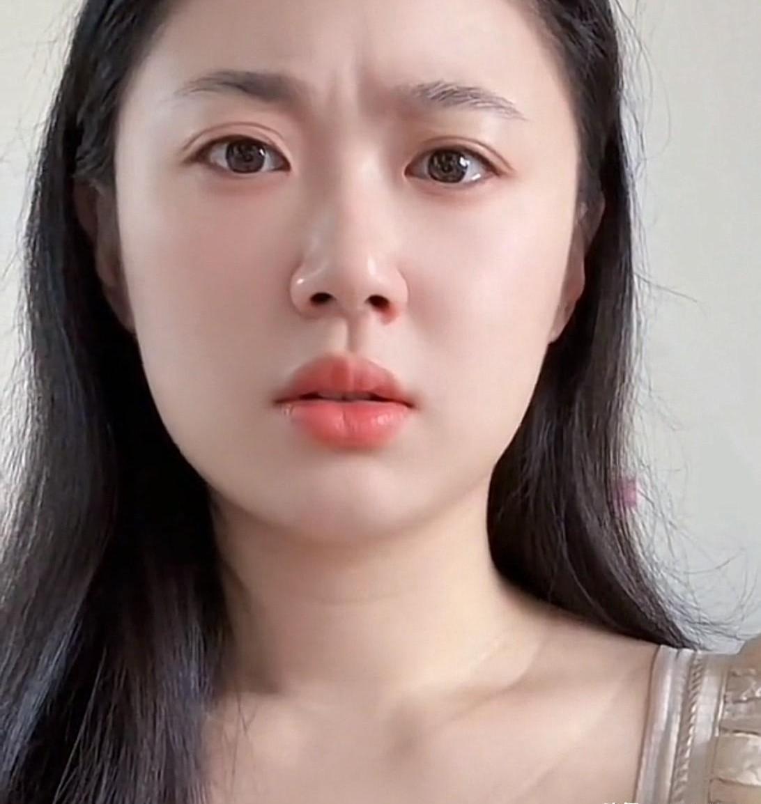 很多人都说张雨霏长得可爱，像个邻家妹妹。
但这只是她的一面。
泳池里的她，根本就