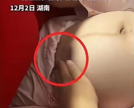 湖南一怀孕8个月的孕妇，发现丈夫给女主播刷礼物，于是上前阻止，不料丈夫一脚踹上肚