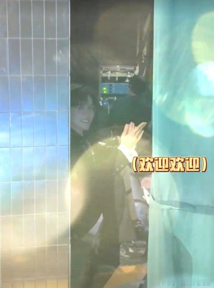 章时安[超话]章时安掀开帘子的那一刻好有活人感 章时安唱栀子花开送给何炅你好星期