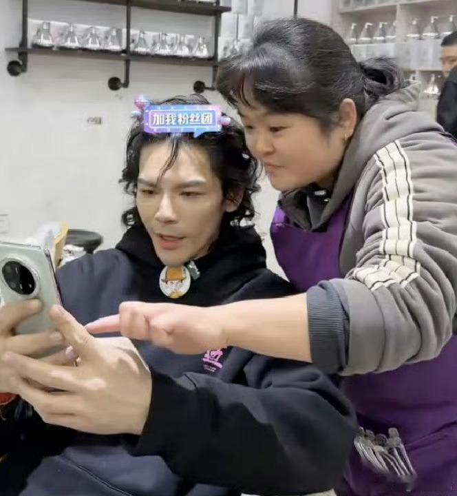 向佐也是出息了 跟网红理发师晓华同框了[doge]不过向佐手里的华为 Mate7
