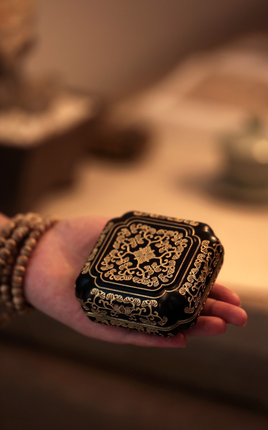 紫光檀x描金【缠枝纹】香盒一木整挖，四方委角，满雕缠枝纹，手工描金漆绘，器古韵醇