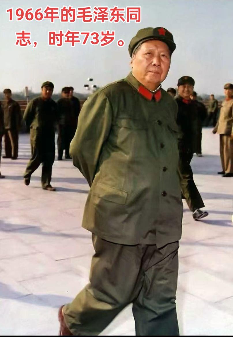 这是73岁的毛主席在天安门广场的真实留影，都看看吧，伟人龙行虎步，走路自带气场。