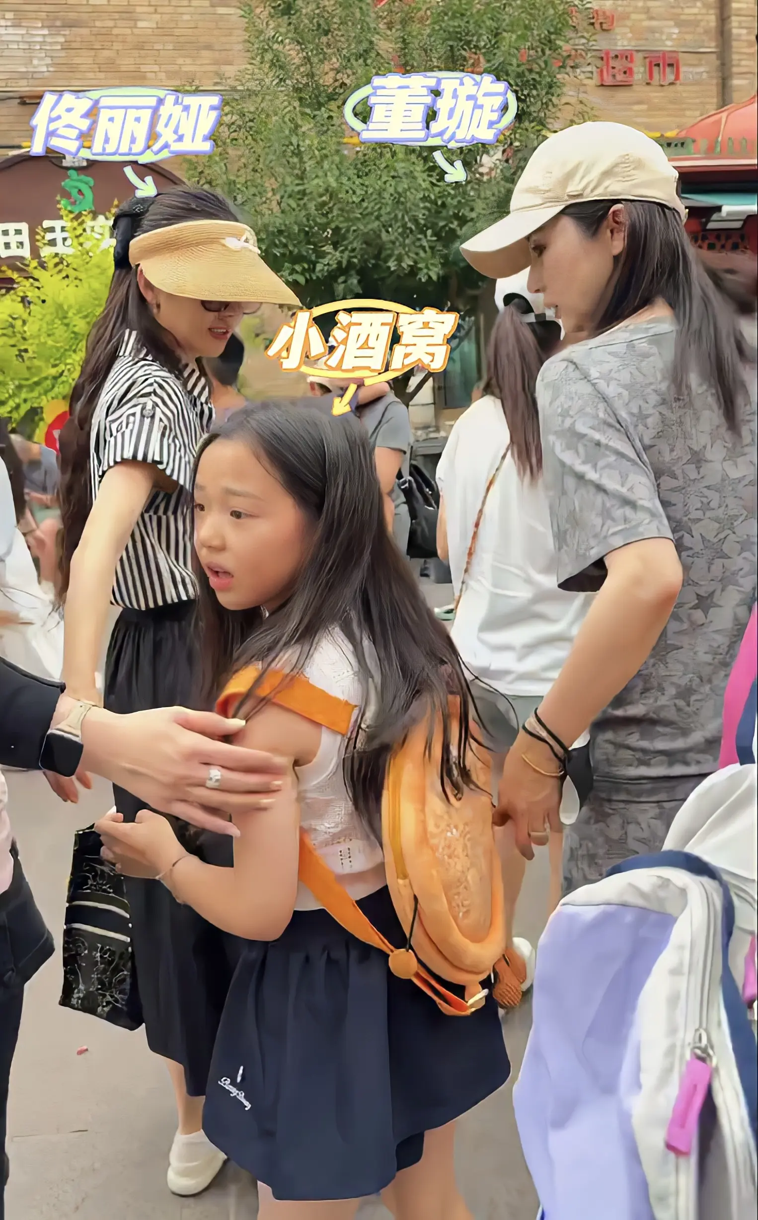 董璇佟丽娅一起带娃度假。董璇跟佟丽娅真是好闺蜜呀，婚礼不缺席，度假也在...