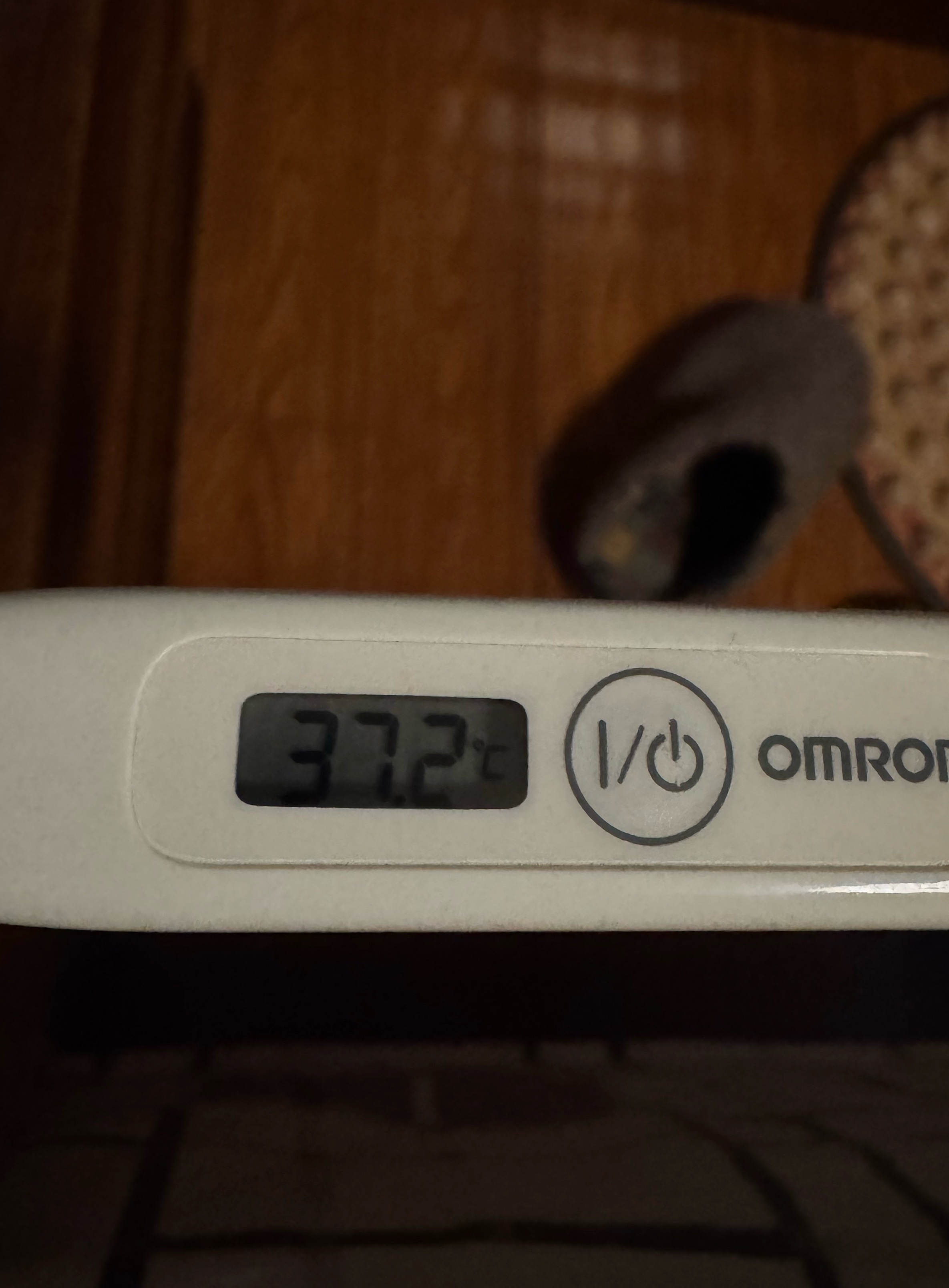 我今天休息，闹钟闹的是九点半，但我现在已经醒了，好消息是测了应该是不烧了 