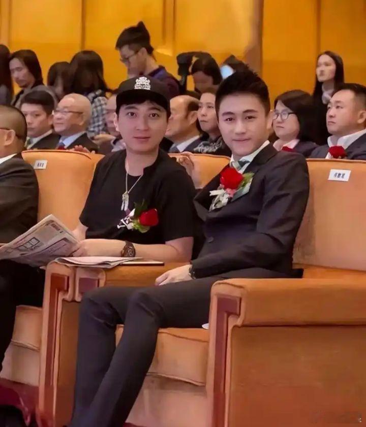 何猷君vs王思聪，对比一下各个方面，这两位谁更有实力？以下是网友评的：颜值：何胜