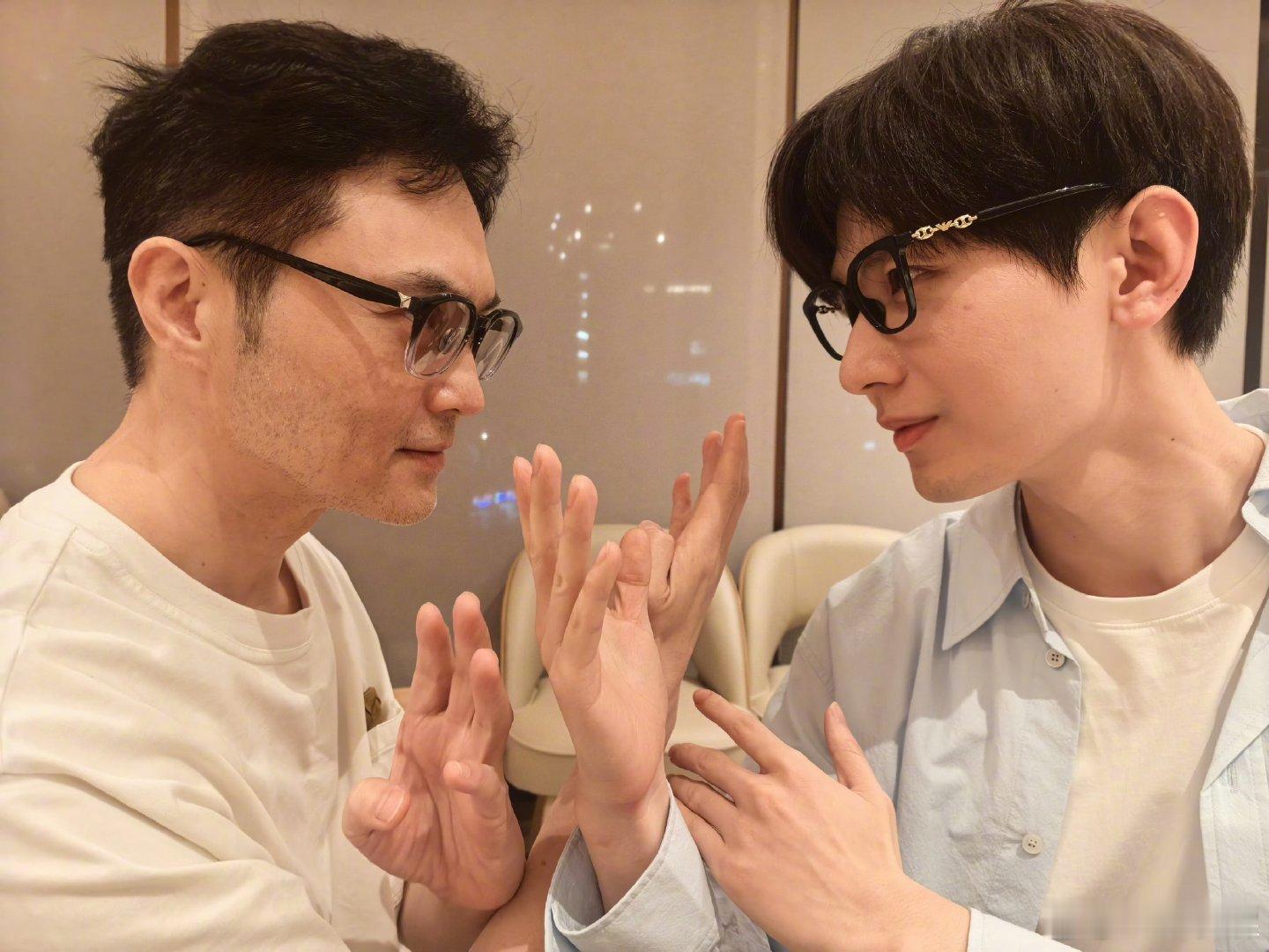 张智霖晒与成毅合照张智霖成毅合影张智霖晒与成毅合照，在香港被师傅张智霖罩着，这安