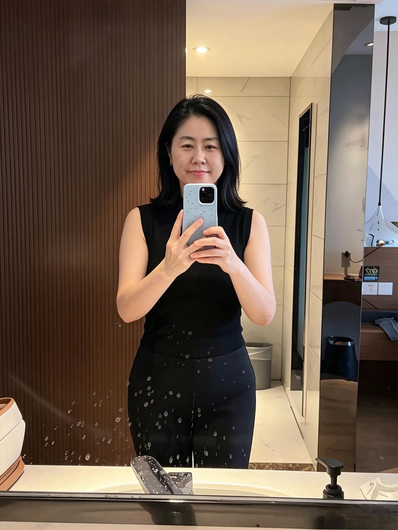 镜面晕开细碎水光
褪去外界的装束与匆忙
只留一份自在优雅，与自己相望