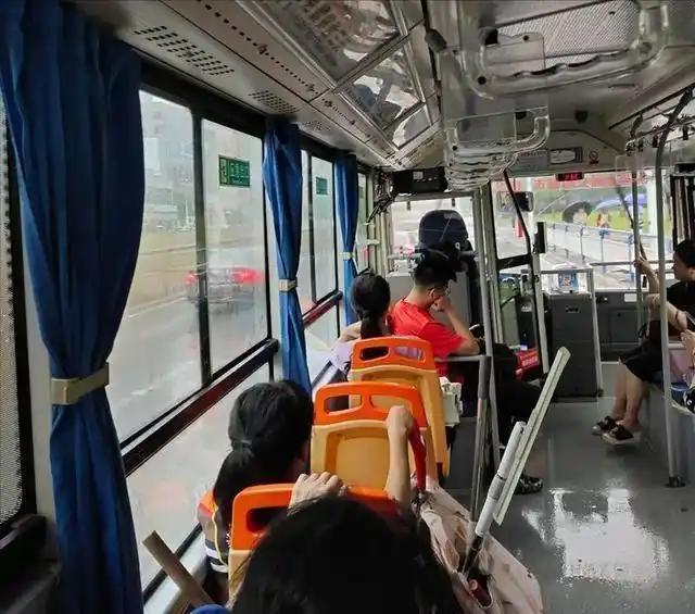 “火上人民日报”近日长沙，一大爷在乘坐公交车时，忽然被身旁的年轻女子指控摸她，大