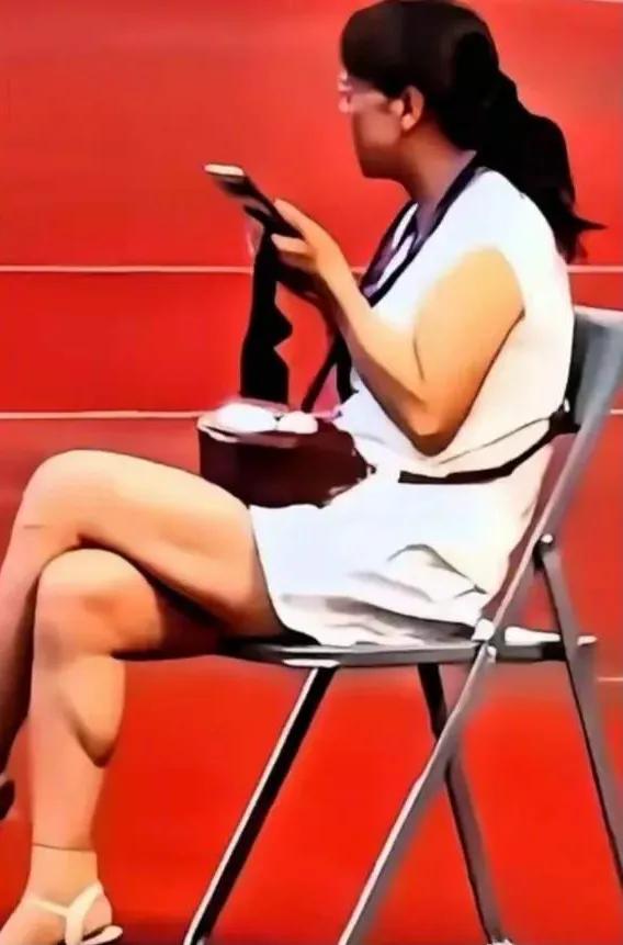 甘肃这位“淡定姐”，不知道大家发现一个细节没有，就是除了她脖子上的工作证，还有就