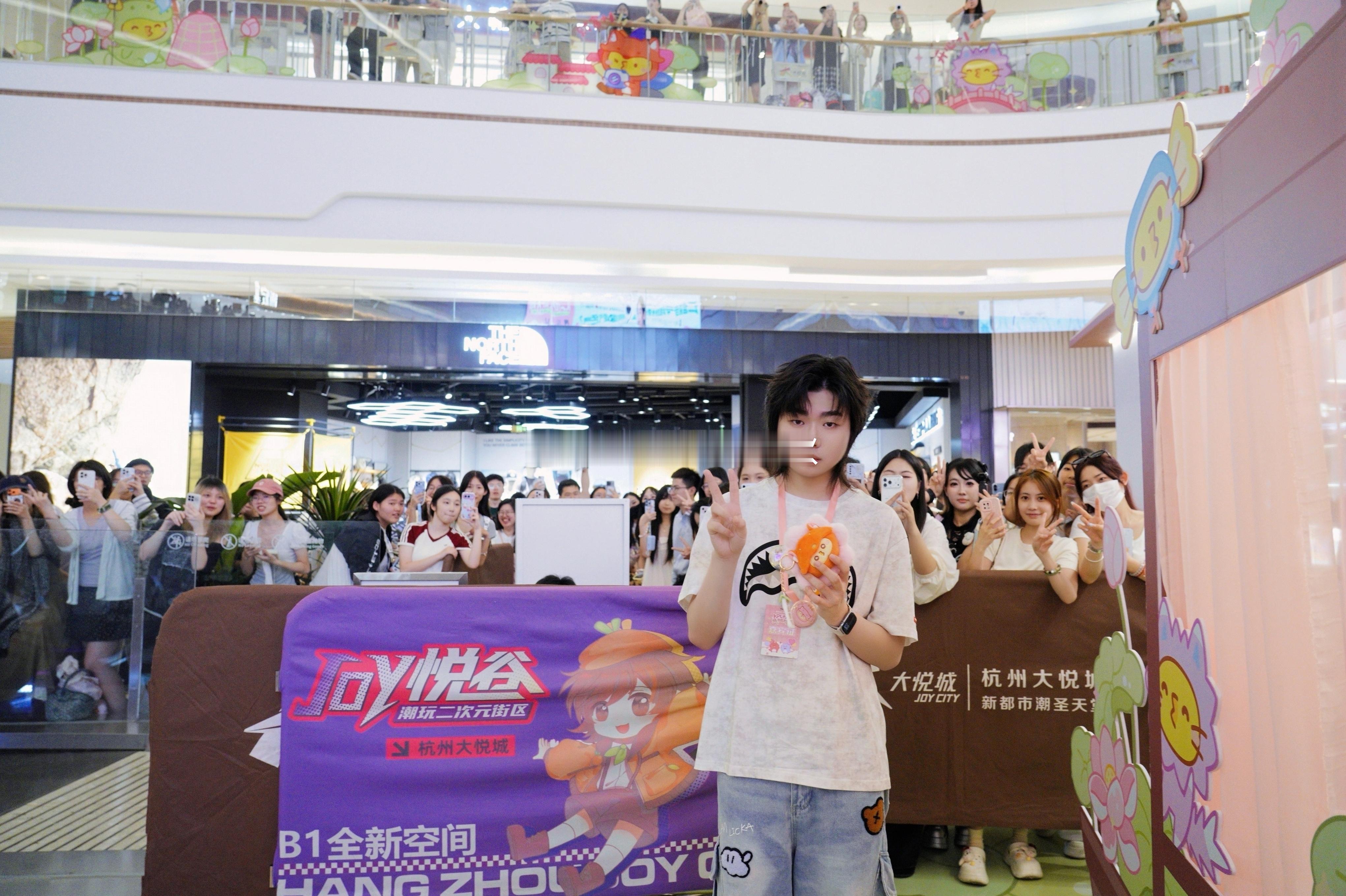 LGDNBW小分队KPL快闪打卡九尾空降KPL快闪现场疯了！九尾一出来全场尖叫到