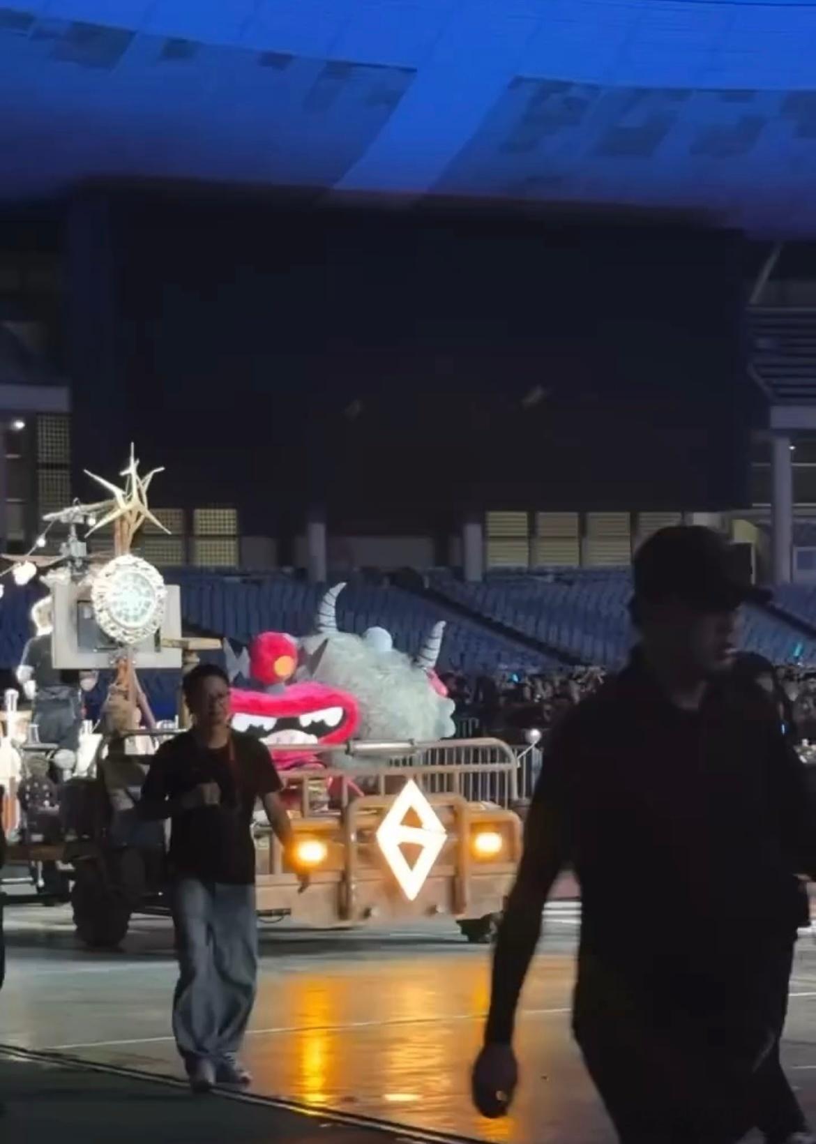 汪苏泷昨晚我环游了地球首唱汪苏泷唱了昨晚我环游了地球 这首歌真的太适合演唱会了！