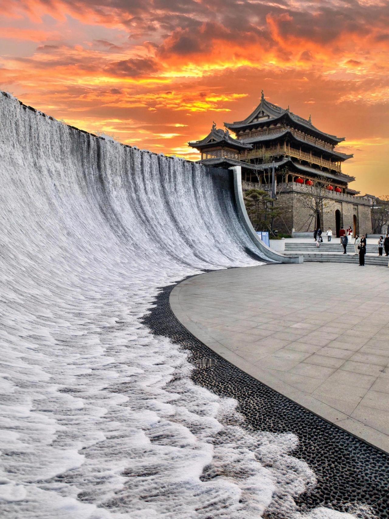 浙江海宁盐官
这里是钱塘江观潮胜地