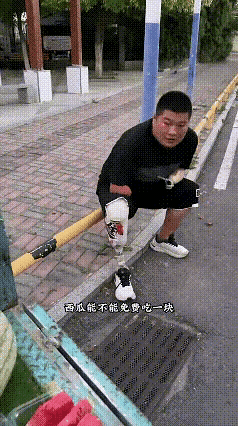 一件街头的小事，给我看得鼻子发酸！一个戴着假肢的残疾小伙，在路边叫卖西瓜，但生意