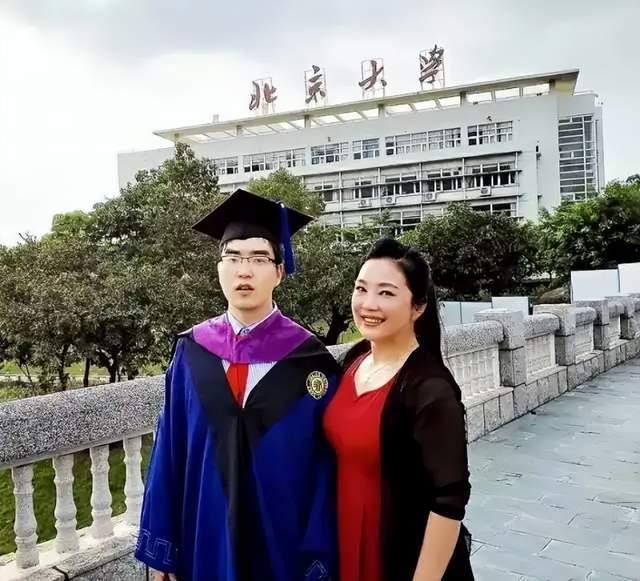 1988年，在武汉，有个女老师怀孕了还坚持上课。有一天，她上课时肚子突然痛得不行