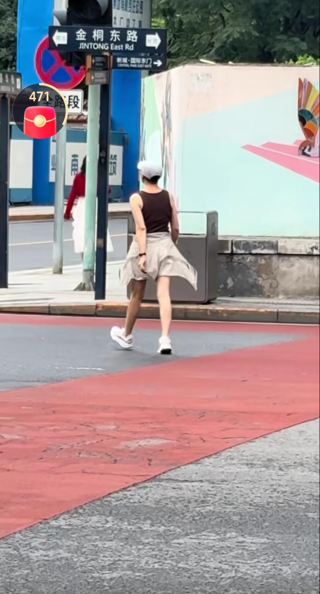走路这架势太丹丹的范儿了！我30多岁也不如她状态好 ！