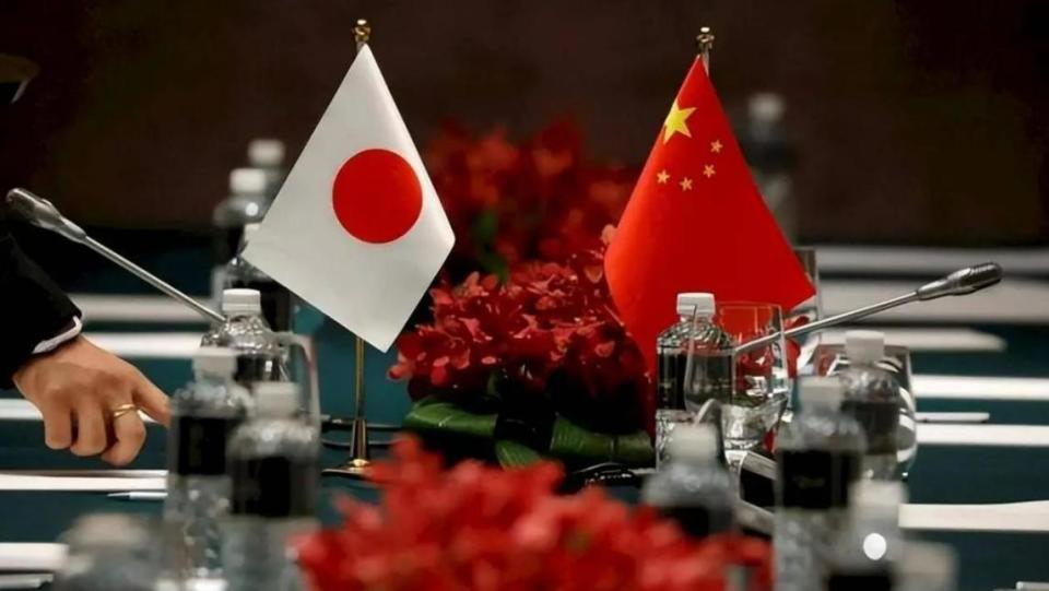 取消访问！中方罕见发火，王毅点名警告日本，石破茂公开反省战争。8月14日，中方回