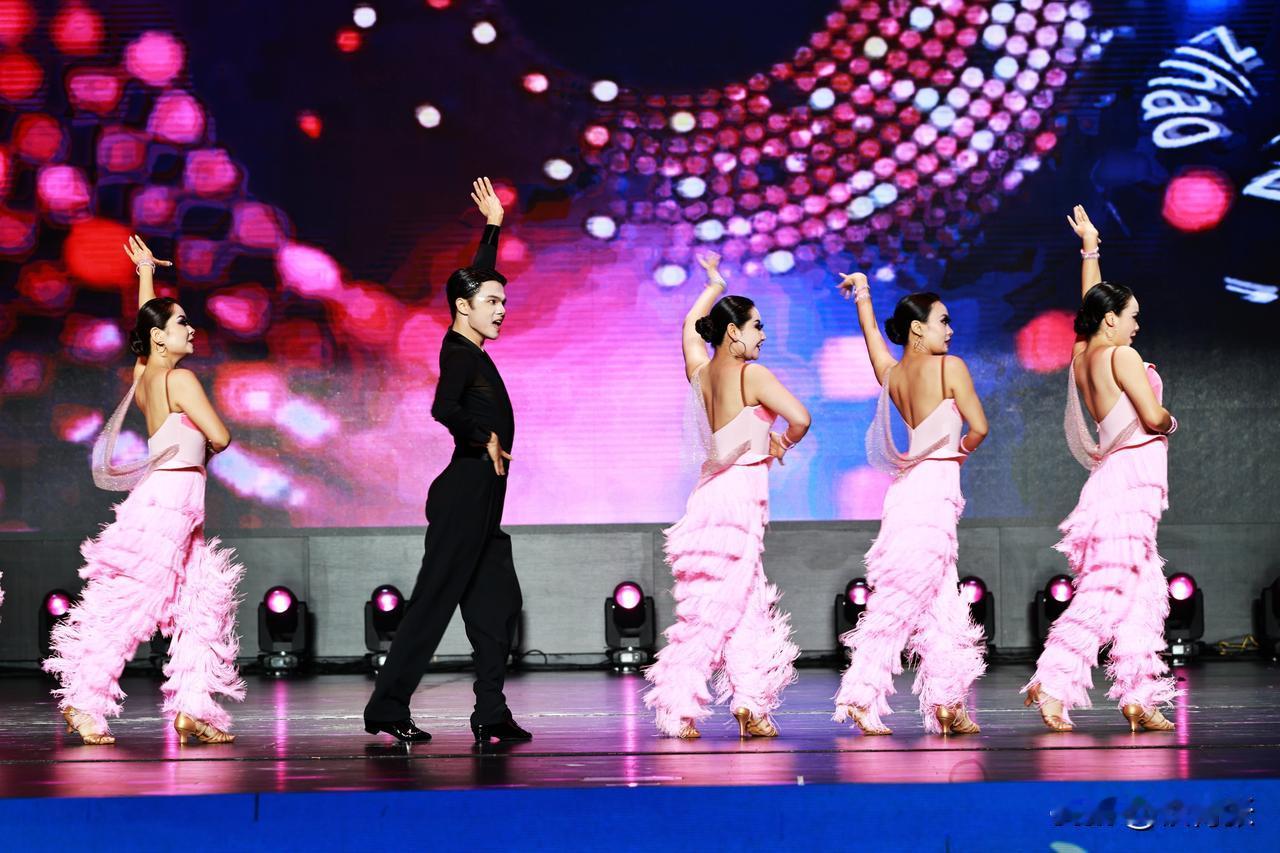 第九届全国职工全健排舞大赛精彩瞬间（1）张景义摄影
        （工人日报记