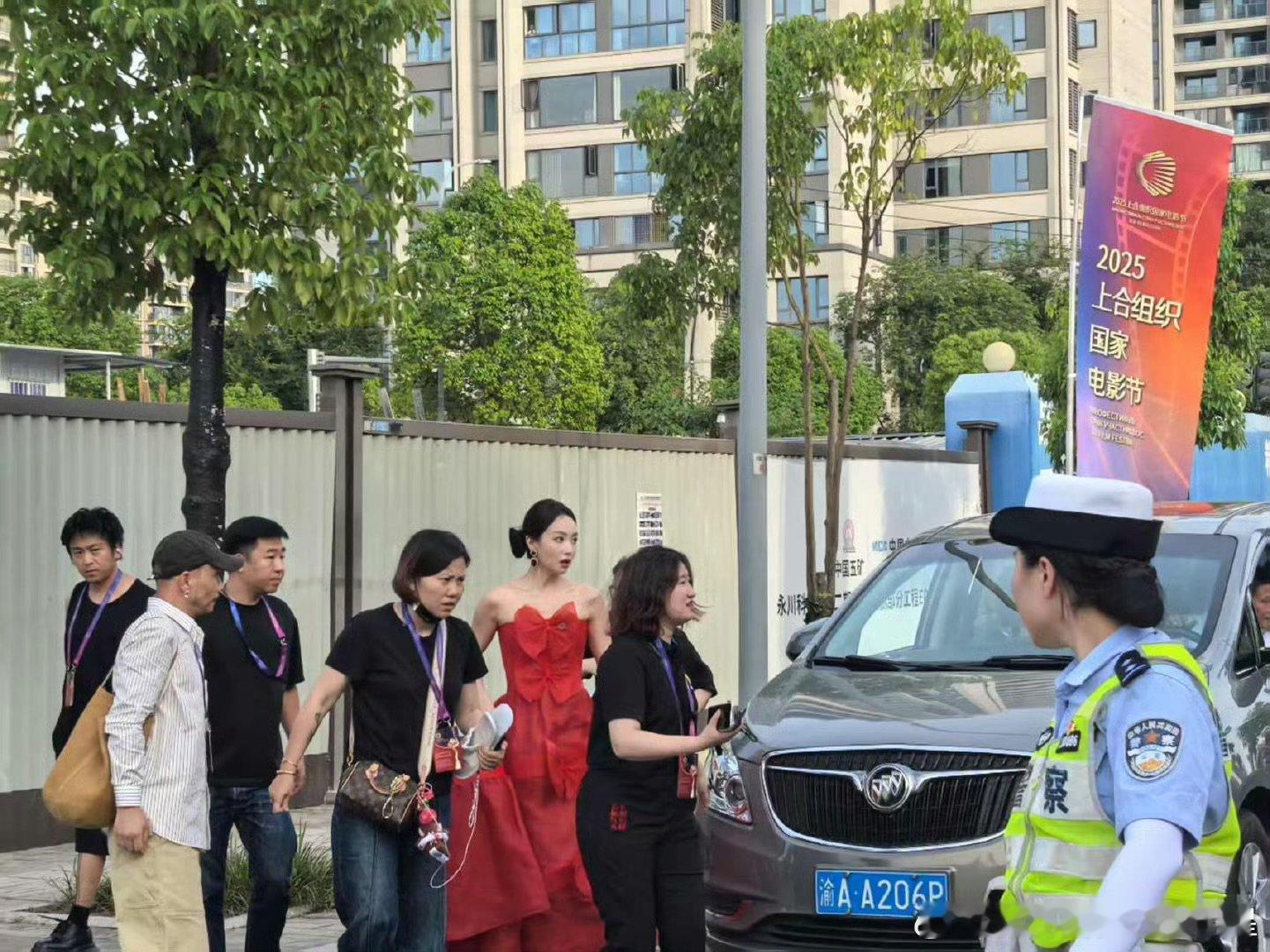 宋茜红裙look聚光灯下，宋茜现身2025上合组织国家电影节开幕式 ，身着红裙，