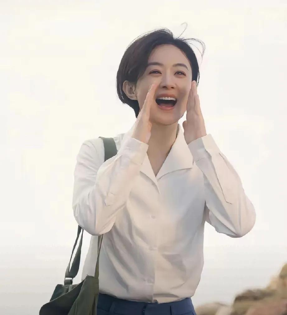 同是转型赛道，赵丽颖和杨幂却走出了截然不同的路！赵丽颖一路奖杯拿到手软，杨幂却深