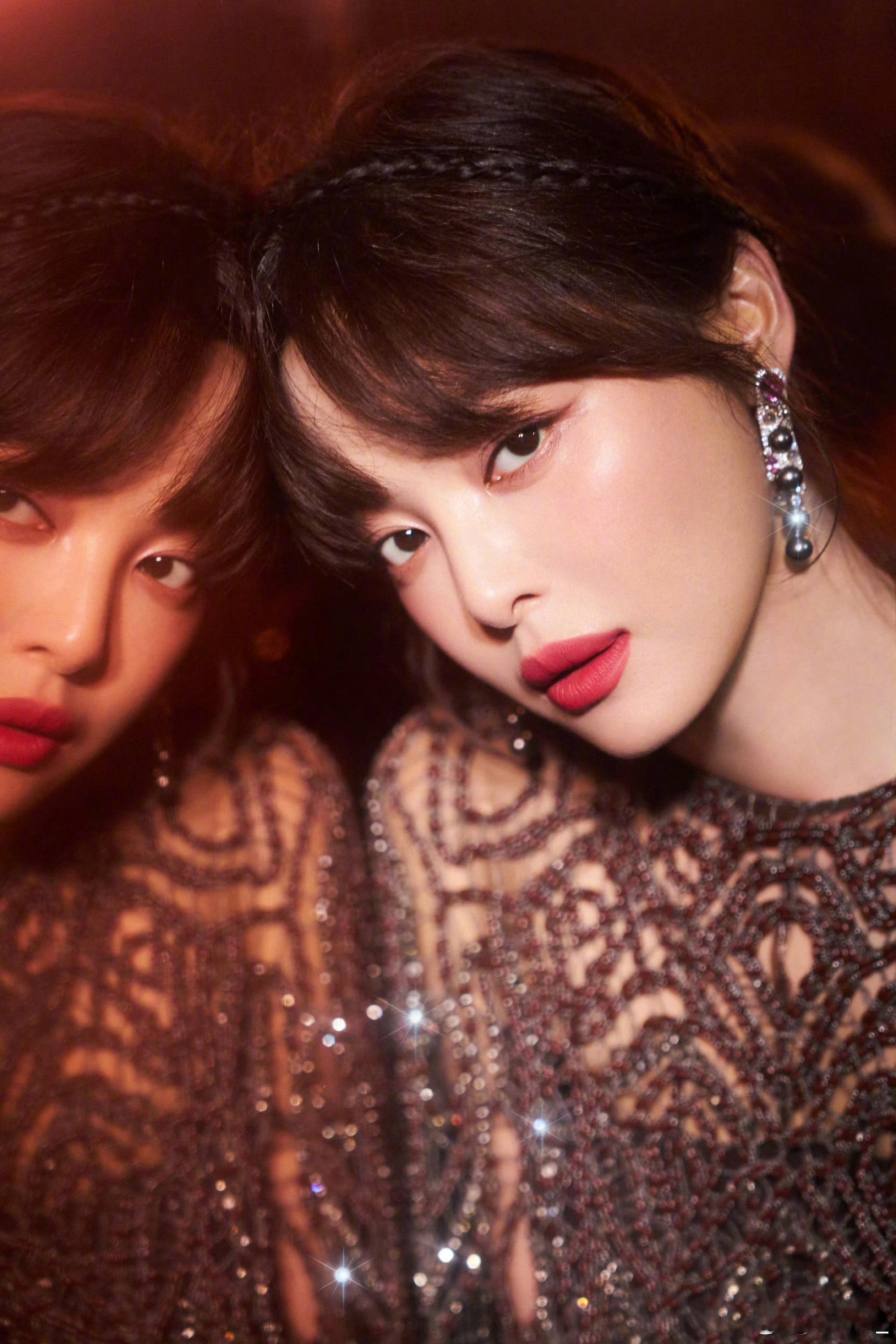 辛芷蕾亮相第18届影响世界华人盛典，上身Elie Saab 2026春夏高定。流