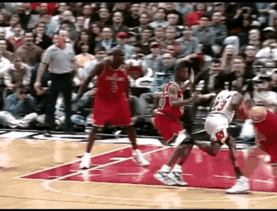 突破到禁区，极限后仰跳投，科比跟乔丹一样，优雅而附有难度