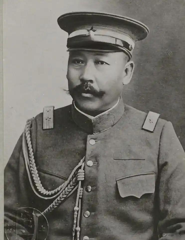 民国政坛上，曹锟是个绕不开的矛盾体。1923 年，他以每票五千银元的价码收买国会