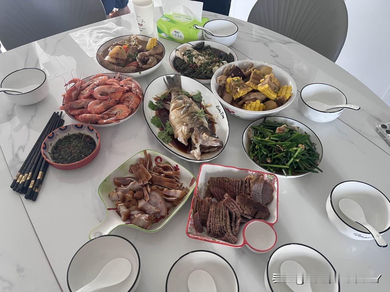 假期第一天，我这个家庭主妇早早就上岗了[笑哭]我感觉还是上班好，至少作息时间比较