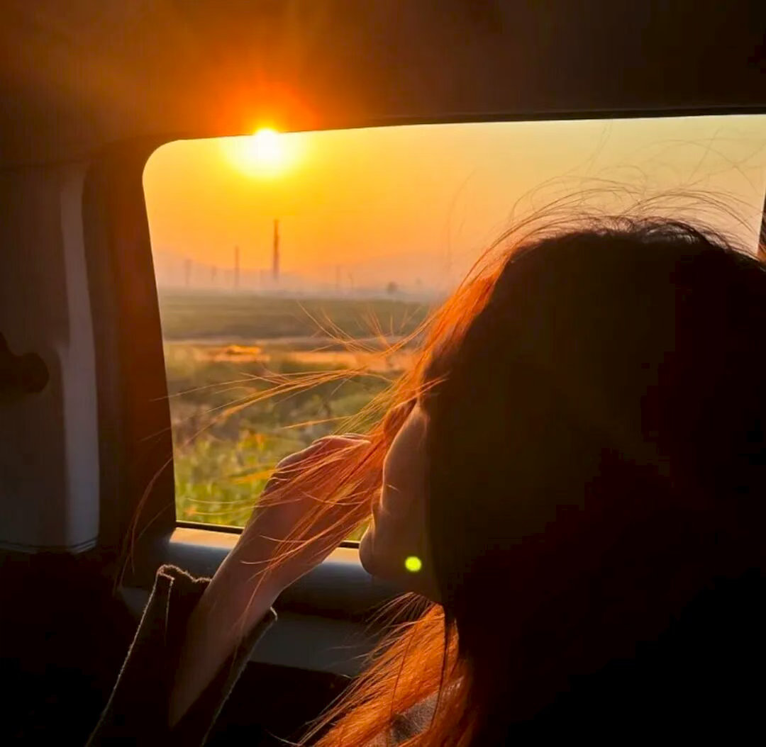 珍惜当下的意思是我们没有未来，顺其自然的意思是我们没有以后。 