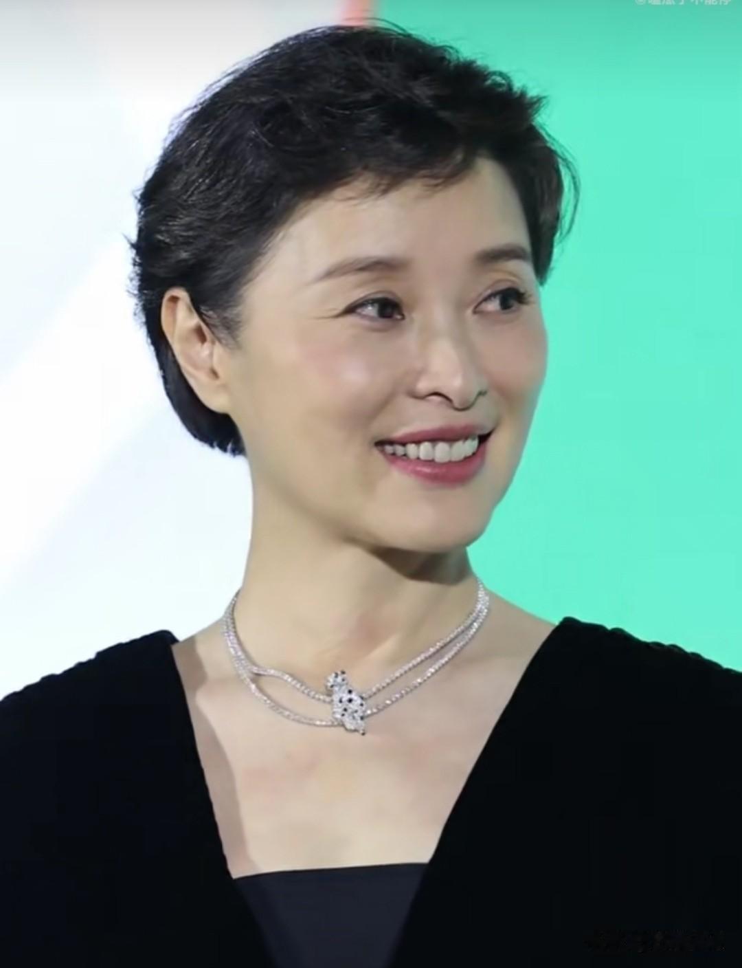 吴越凭借《沉默的荣耀》入围第31届白玉兰奖最佳女主角，昨晚亮相提名晚宴。
她始终