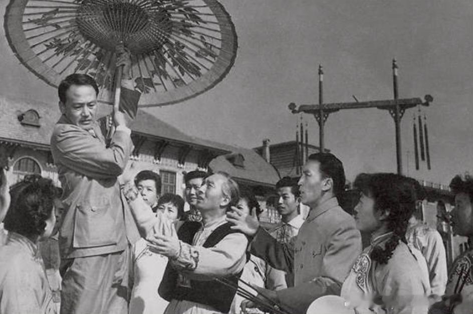 1962年电影《魔术师的奇遇》剧照，左二韩非饰演的阿毛、前左三陈强饰演的陆幻奇历